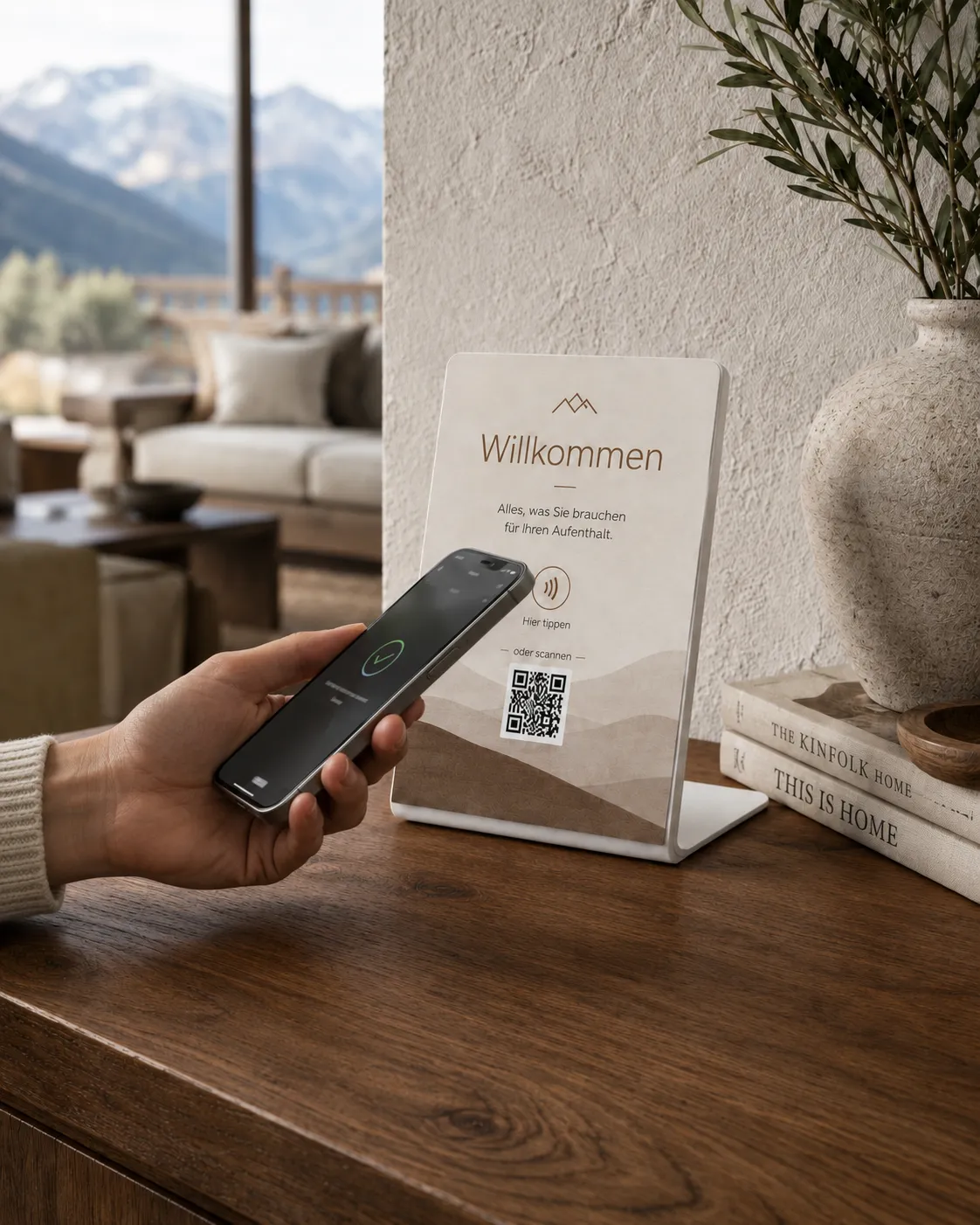 Gast hält das Handy an den HOLUNO Aufsteller